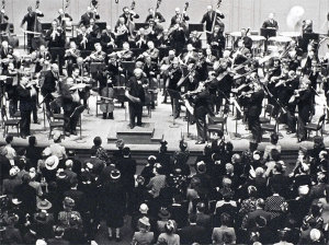 Toscanini leads the New York Philharmonic in the National Anthem